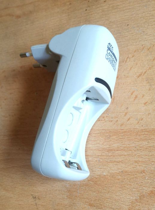 Încărcător pentru baterii AA și AAA