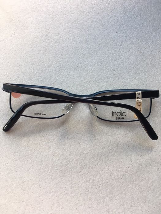 Vând rame ochelari din Titan și plastic.