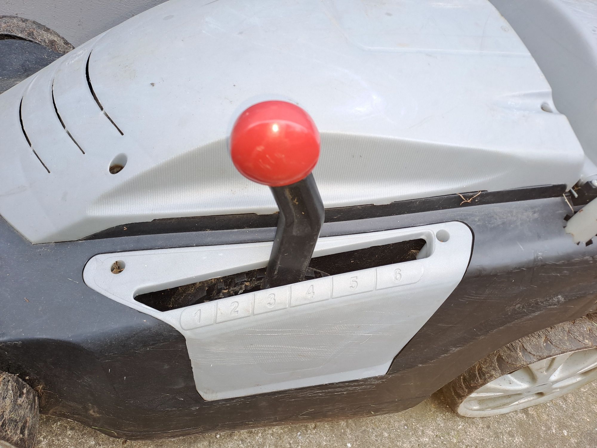 Mașina de tuns gazonul electrica
