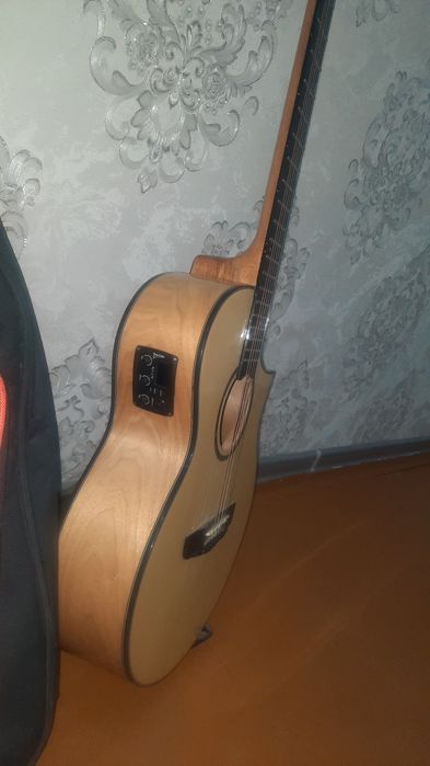 Gitara sotiladi Chehol kabeli bonus  qilib beraman