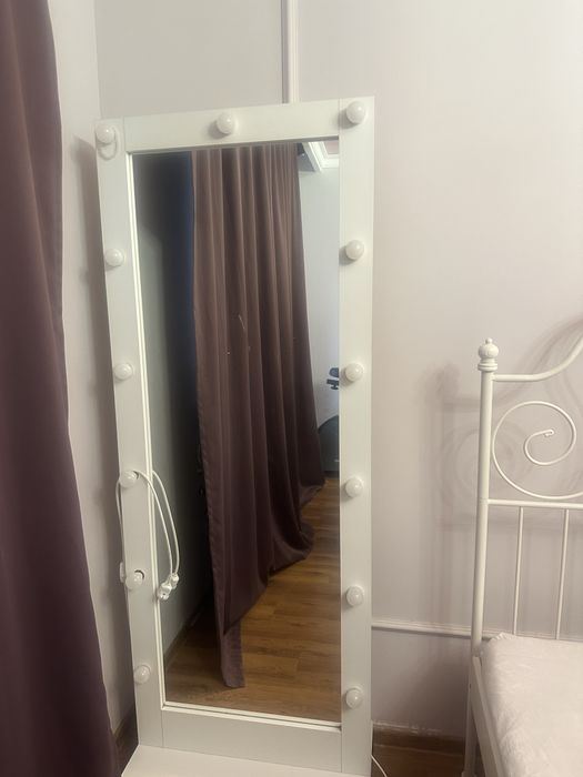 Продам зеркала две единмцы, удобна для парикмахерских или дома