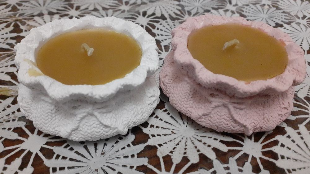 Восъчни свещи в чаша и кашпа