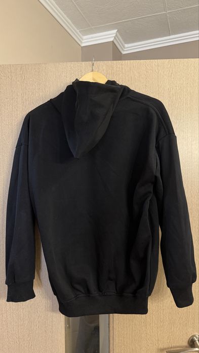 Черно hoodie