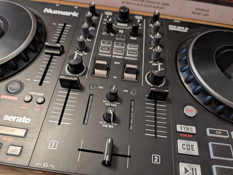 Numark Mixtrack Platinum FX