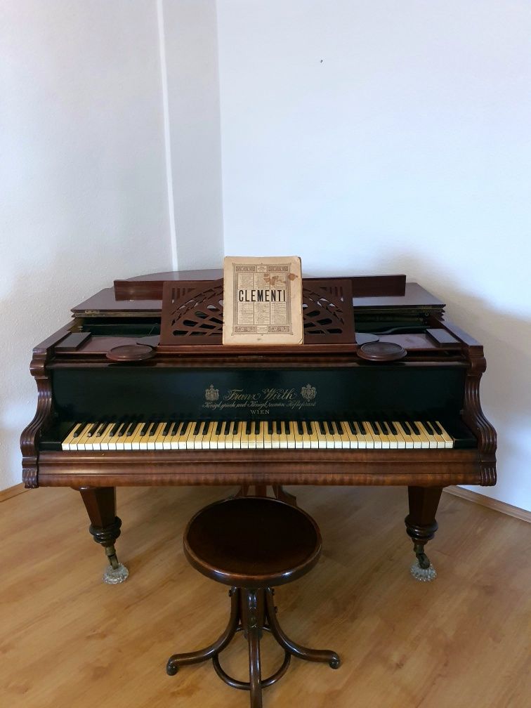 Vând pian Franz Wirth Wien cu coadă și placă de bronz .