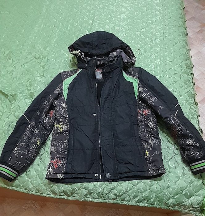 Продам детскую весеннюю куртка