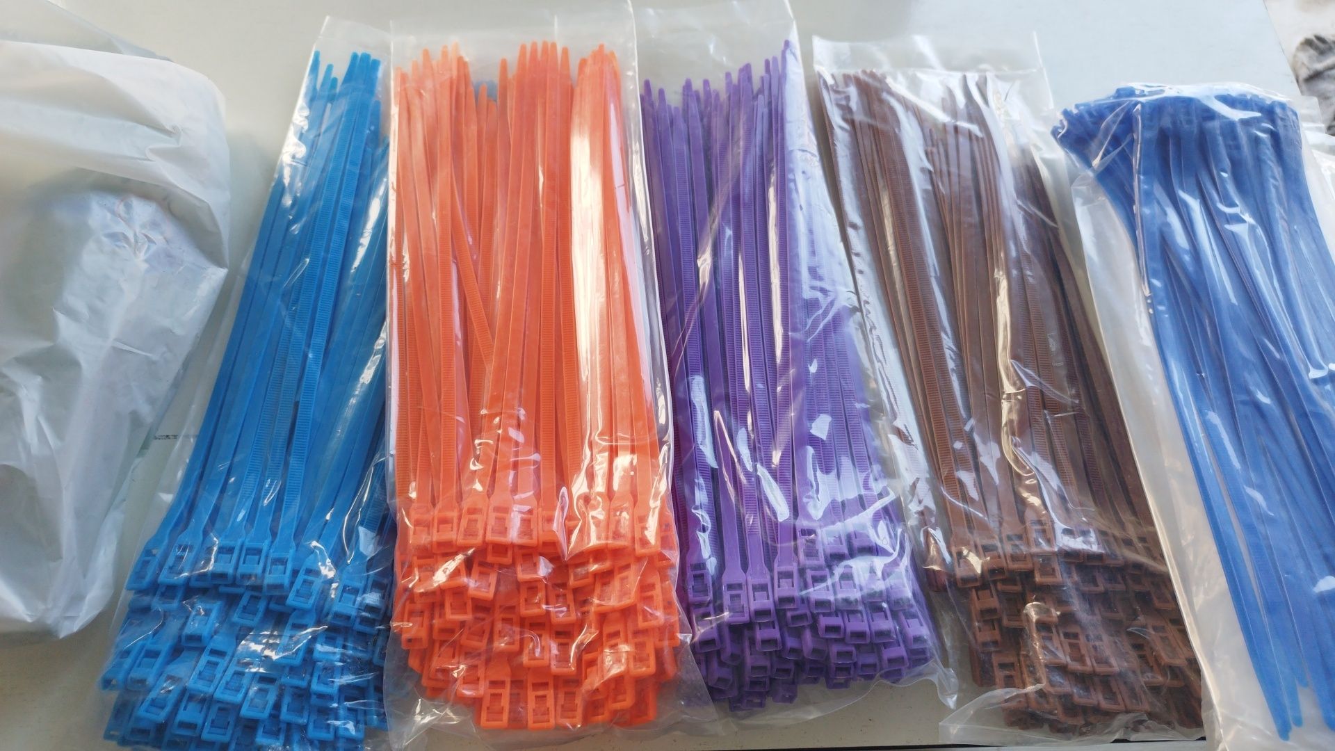 Пластиковые разноцветные хомуты/стяжки для игровых детских лабиринтов