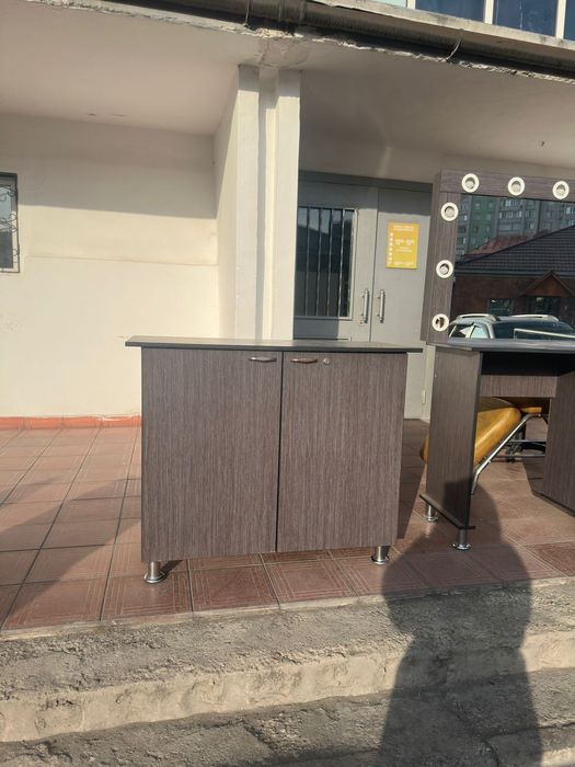 Столы тумбы для салона красоты с зеркалом и освещением