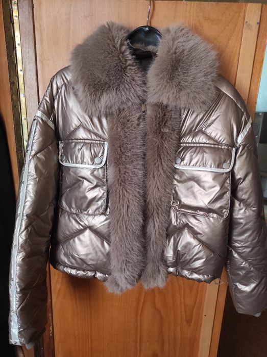 Късо яке с пух на качулката и отпред