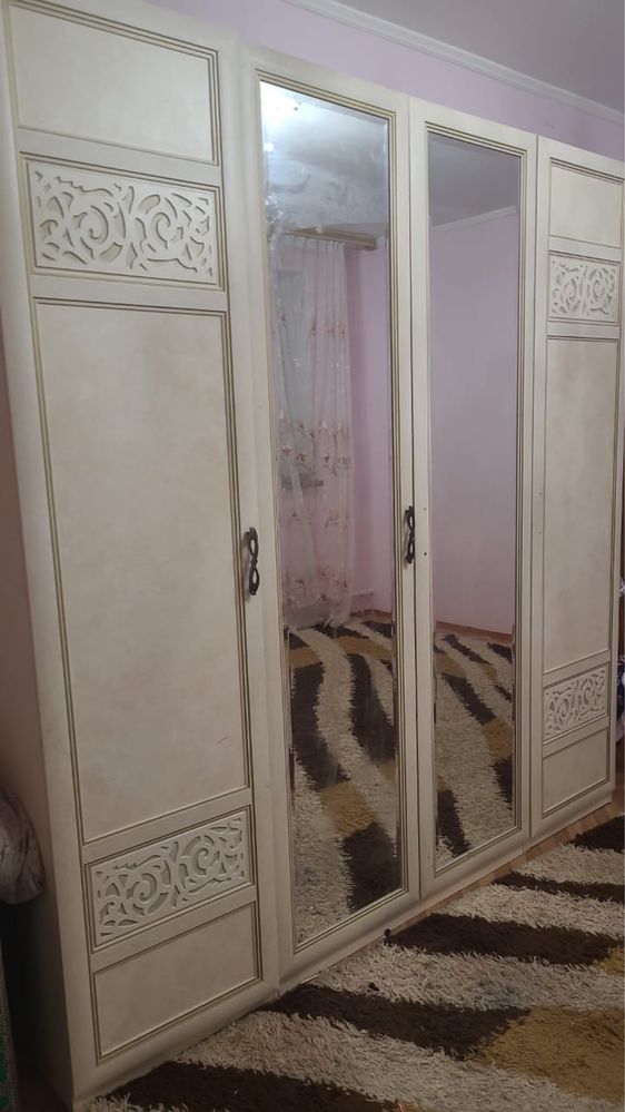 Шифонер в отличном состояний 4-дверный