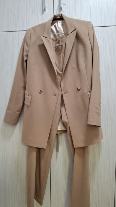 Костюм в топъл кафяв цвят