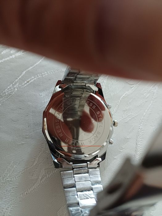 Продавам часовник орис нов с кутия