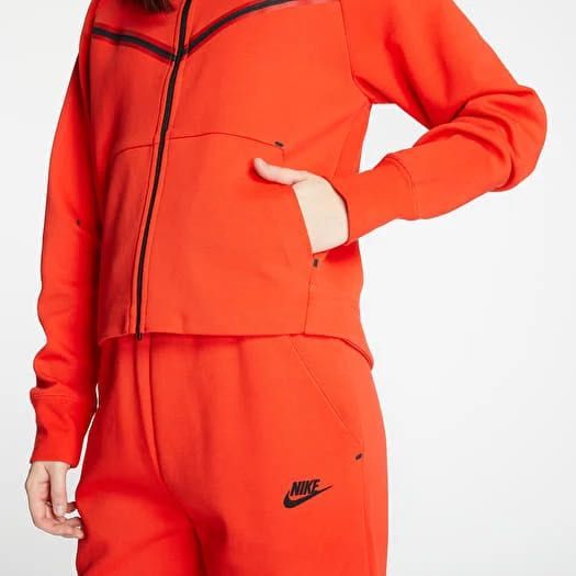 Nike Tech Fleece комплект дамски, XS размер червен цвят без забележки.