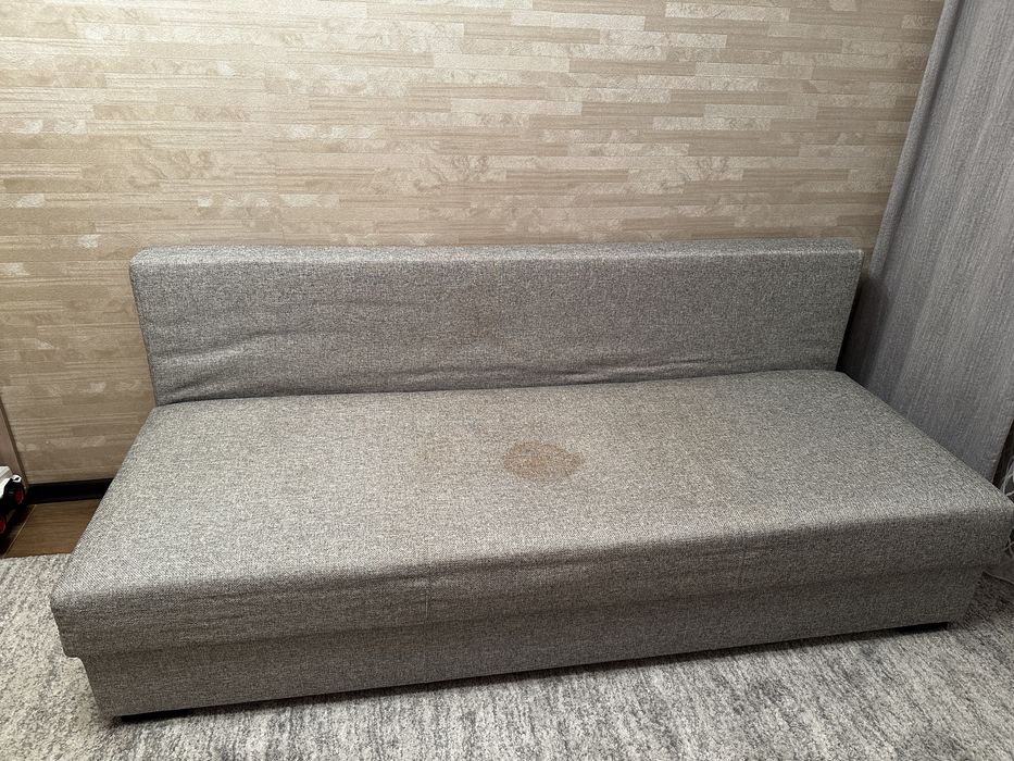 Диван с подушками и подлокотниками