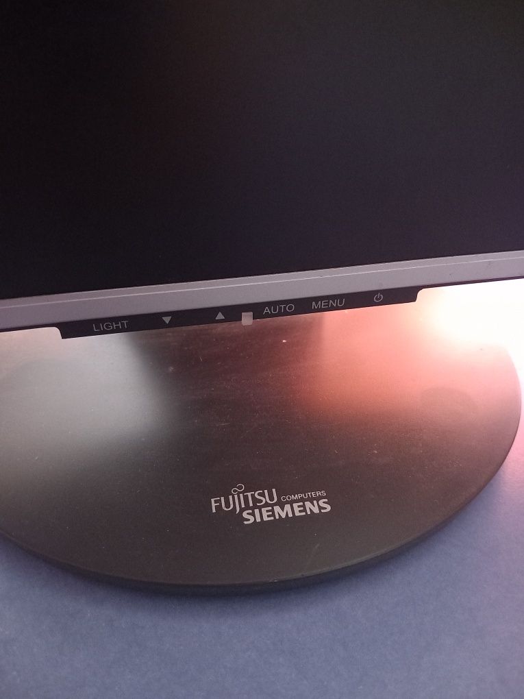 Vând monitor Fujitsu Siemens LCD 60Hz