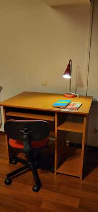 Birou si scaun rotativ reglabil pe înălțime,lampa rosie