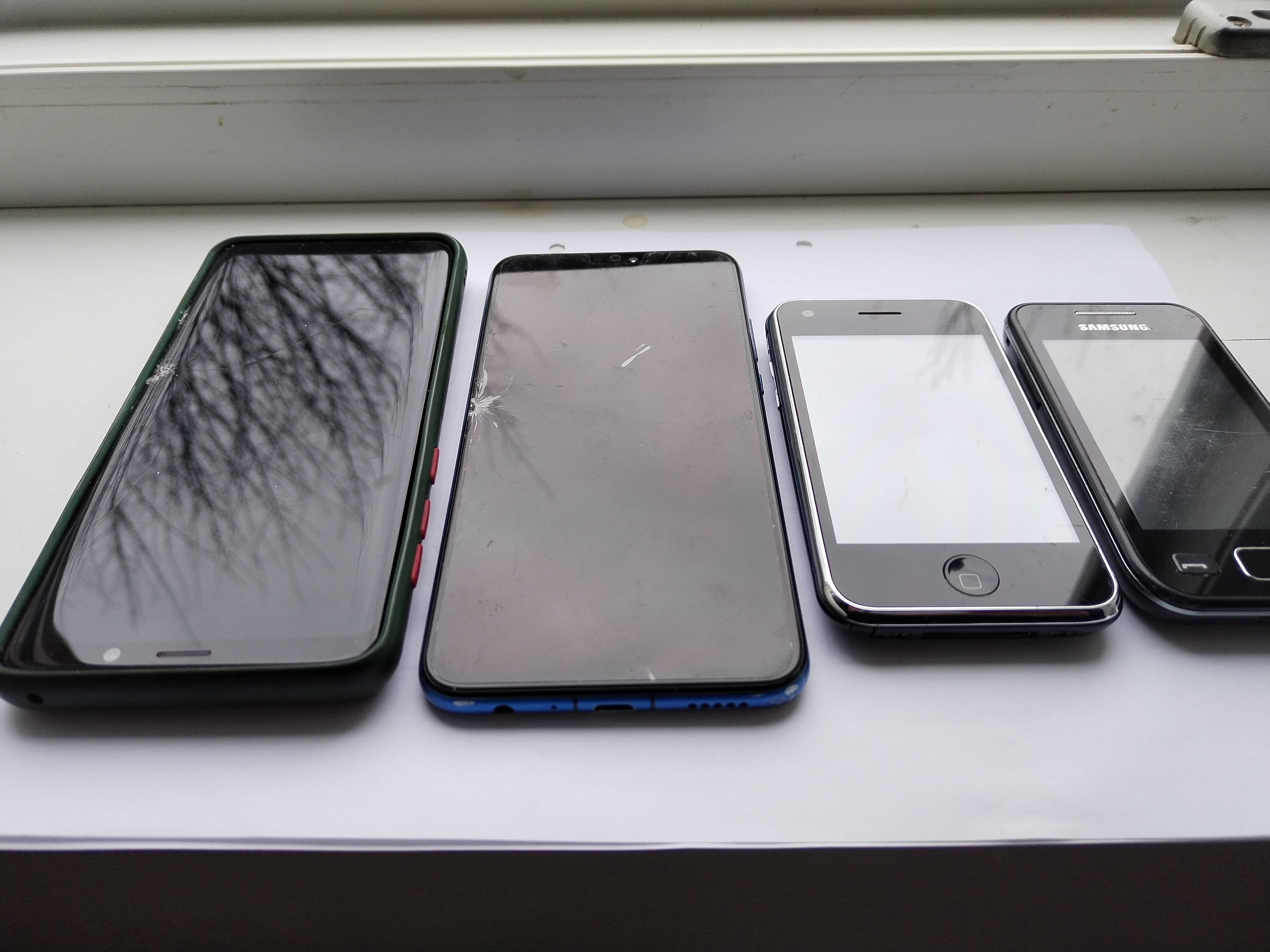 Cinci Telefoane stricate pentru componente
