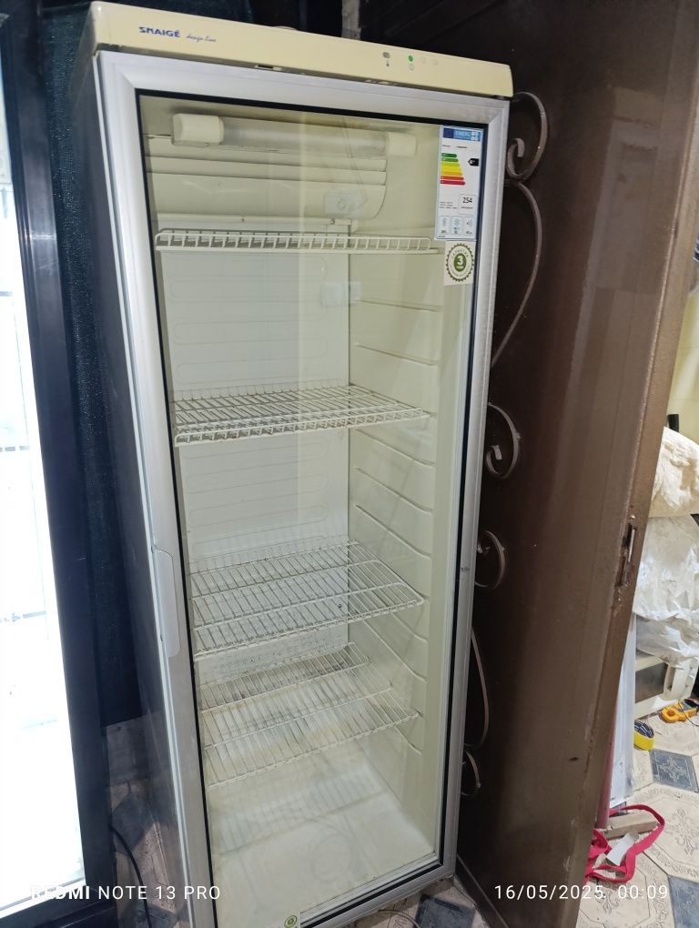 Срочно продаю Холодильник Витрина Снайге работает отличный иде
