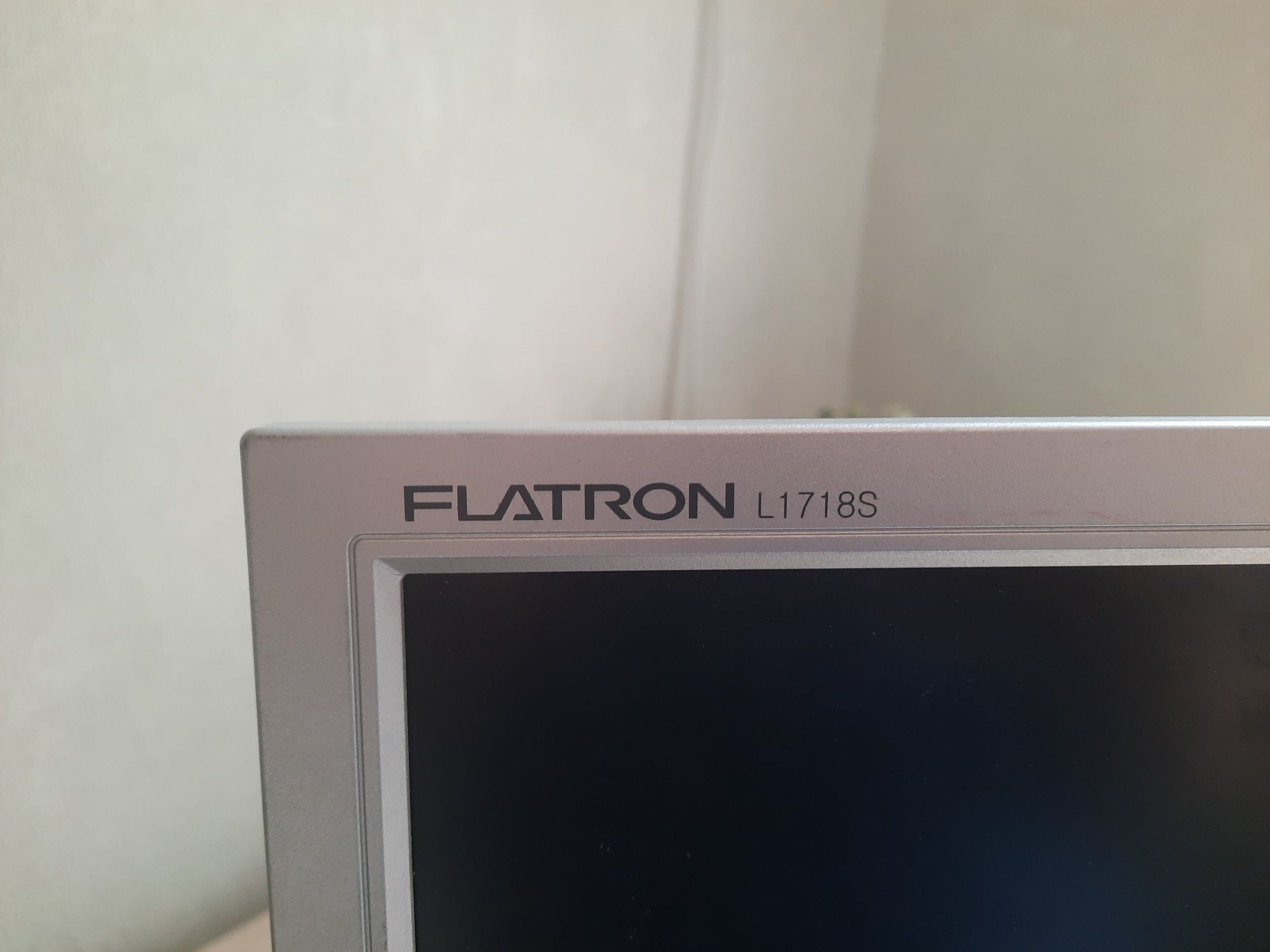 Монитор LG Flatron L1718S