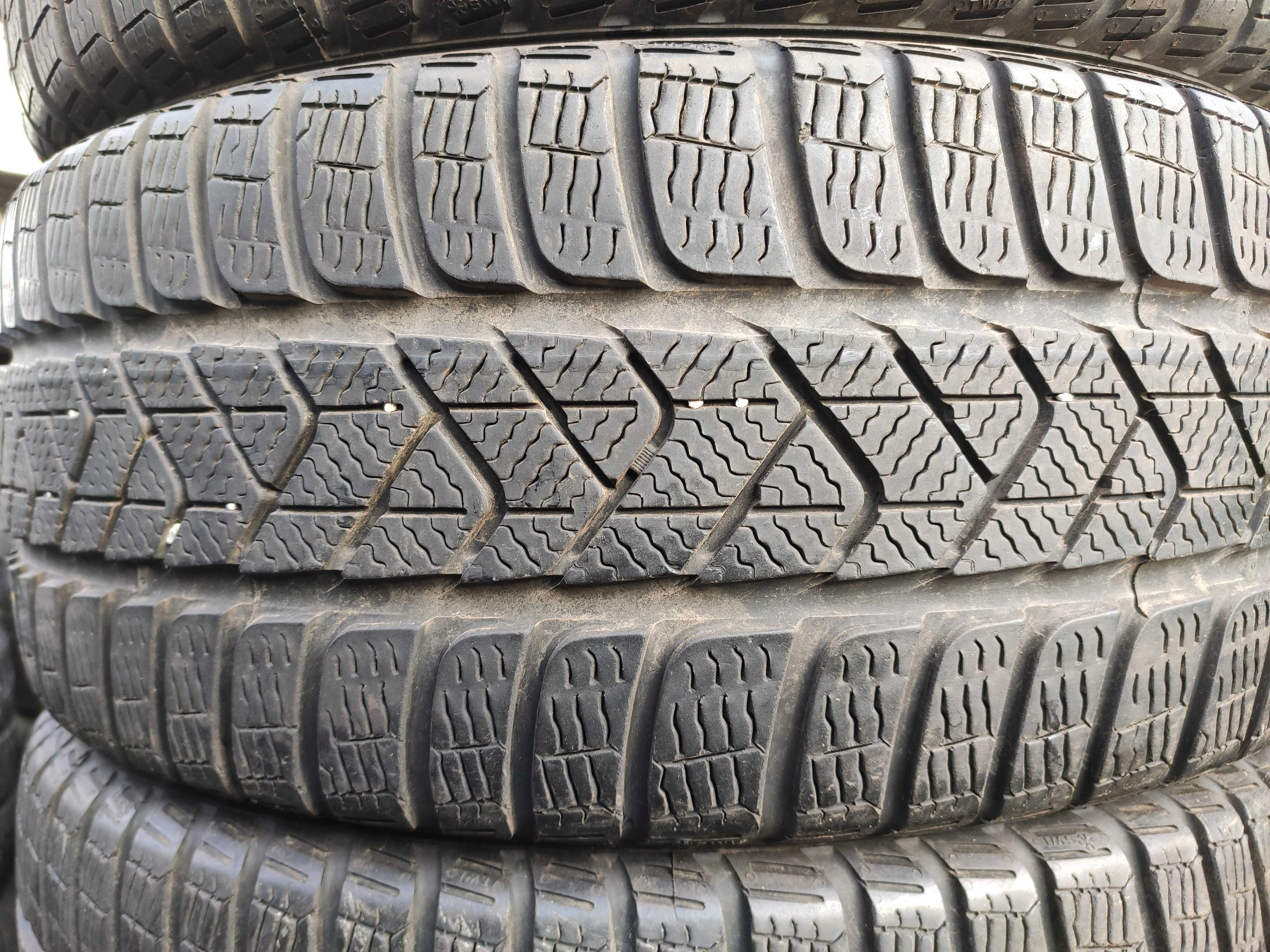 4бр Зимни гуми 205 40 17 - Pirelli