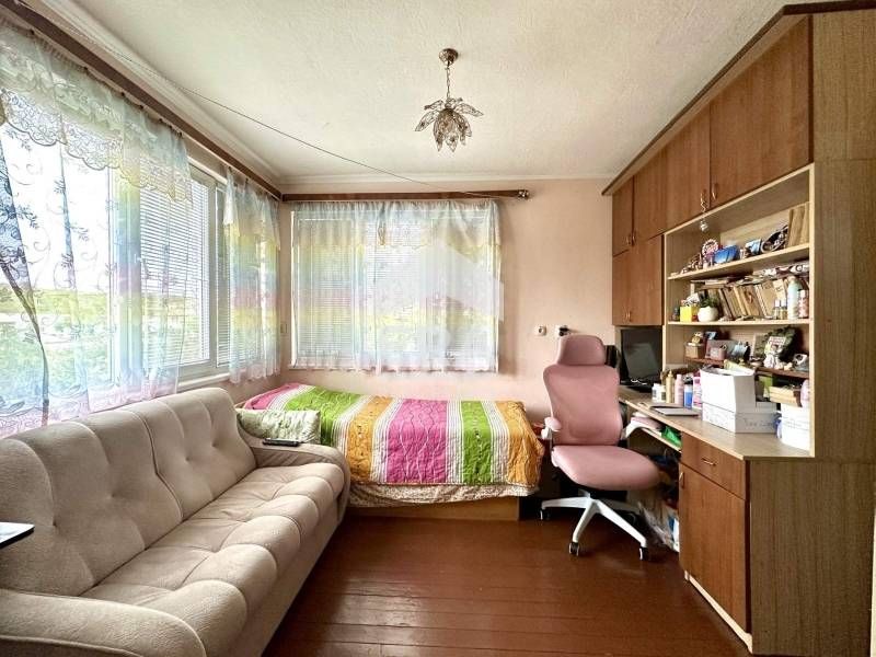 Двуетажна къща с двор в гр. Дебелец