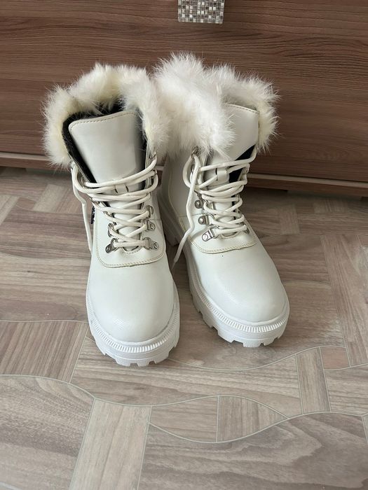 Ботинки новые белые