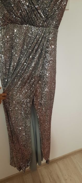 Rochie lunga cu crapatura pe picior