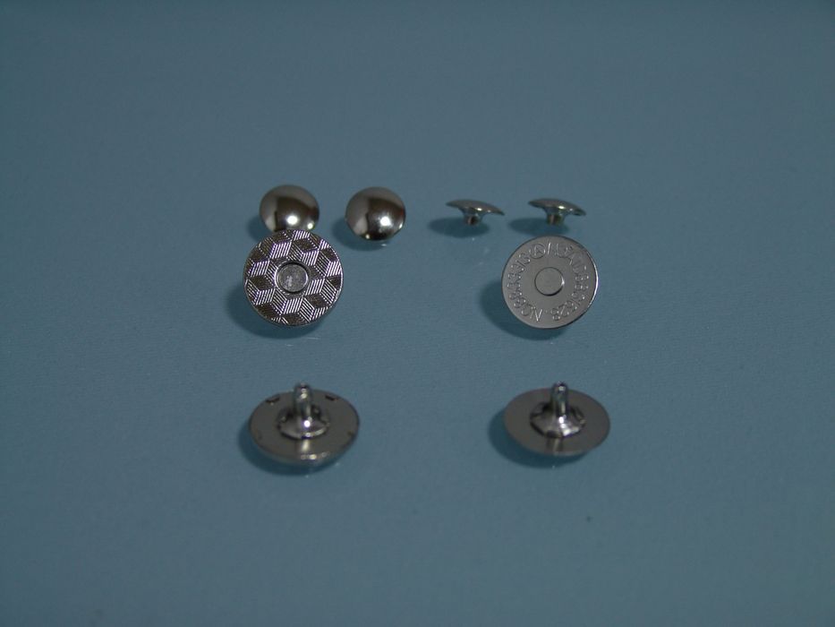 Продаю фурнитуру для кожи. Кнопки, магниты, карабины  всё в наличии.