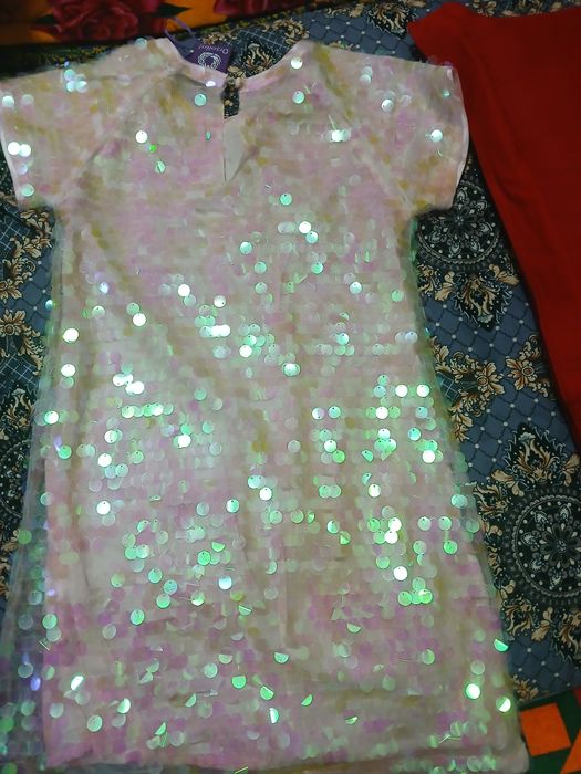 Платье золотой манетки подходит для девочок возрост до 7 лет