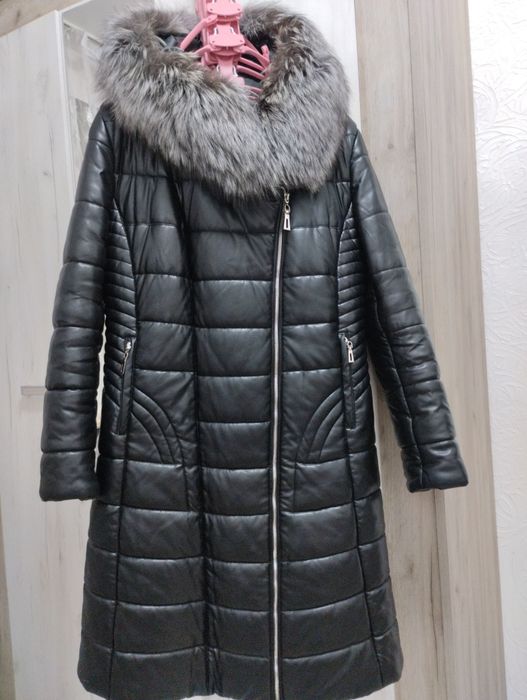 Продам пуховик натуралка таскала один сезон в отличном состоянии
