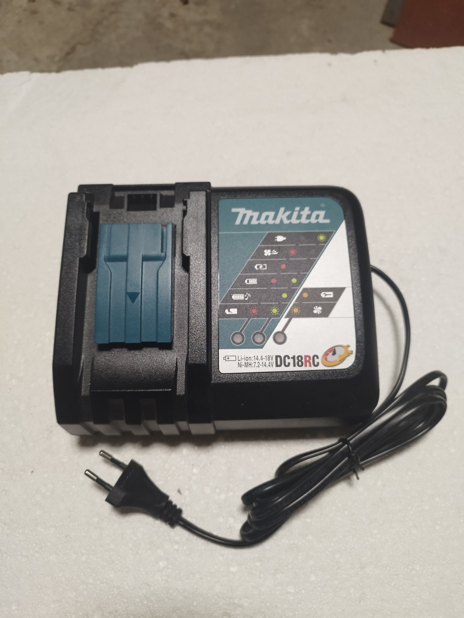 Зарядна станция на Makita