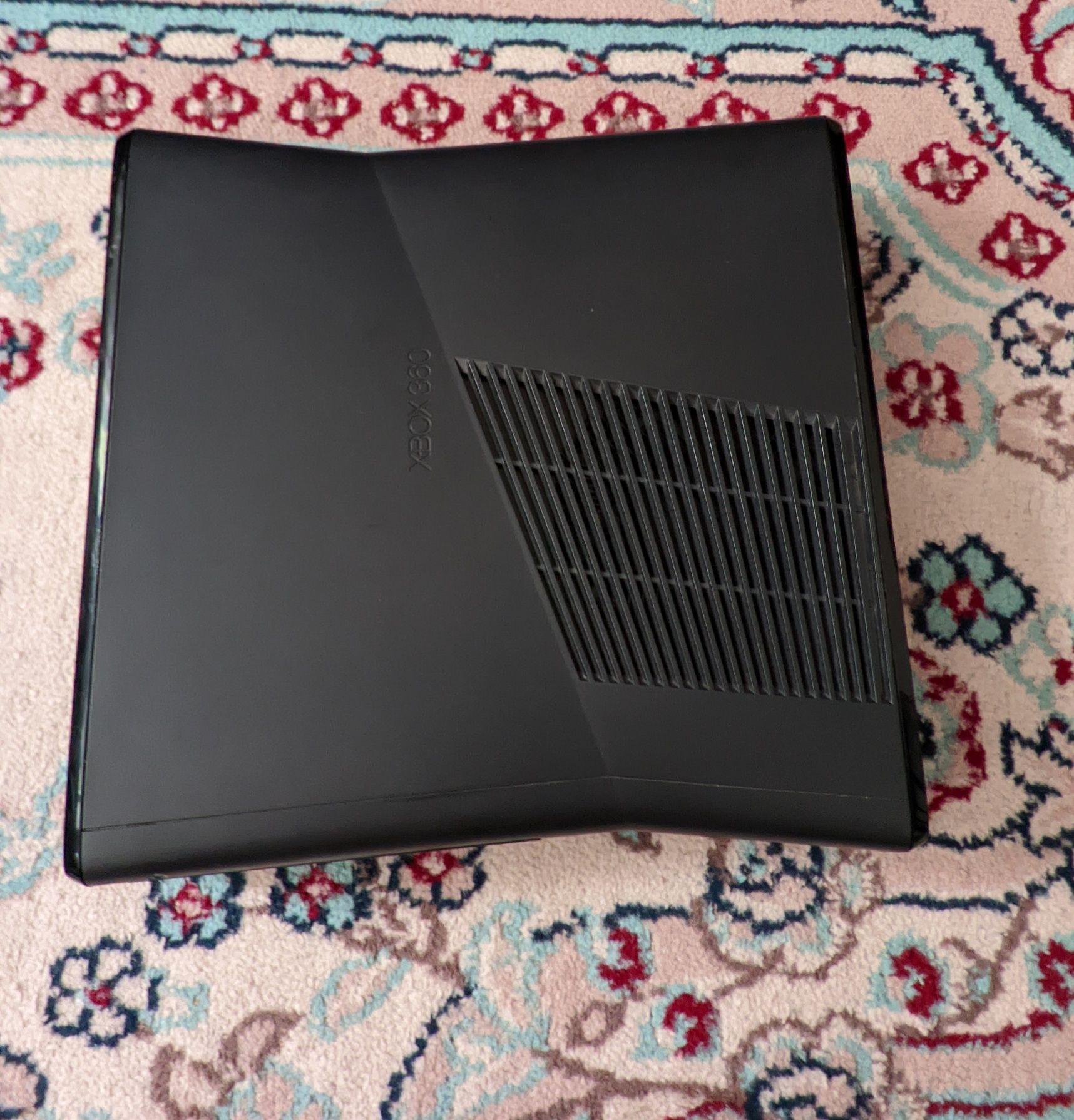 Xbox 360 б/у в хорошом состояние дисков нет