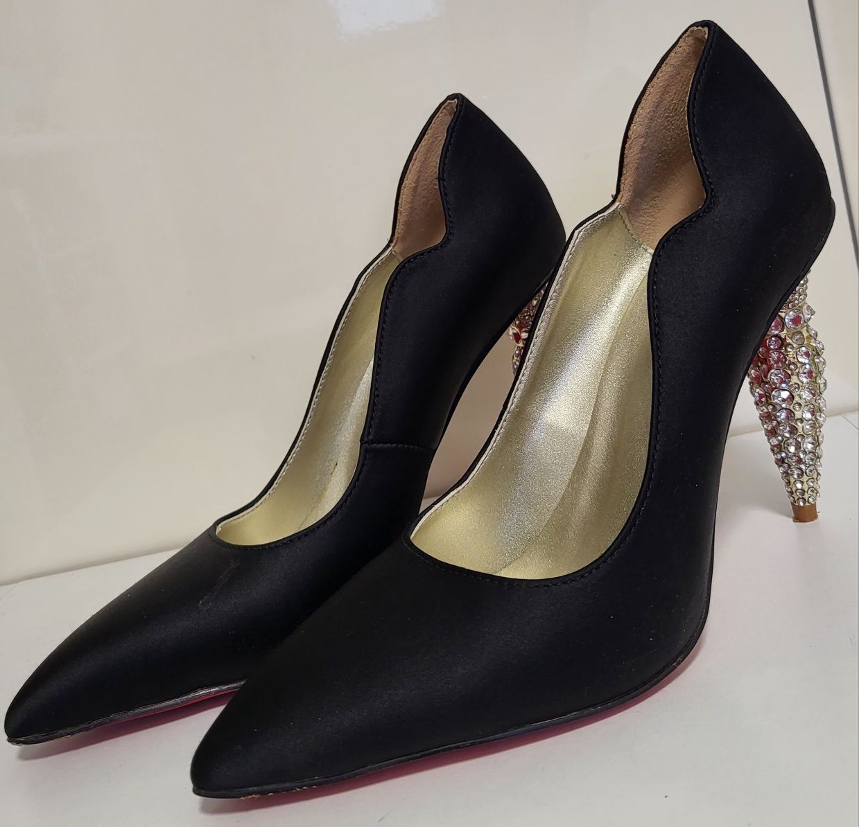 Pantofi negri satin stiletto piele naturala talpa roșie