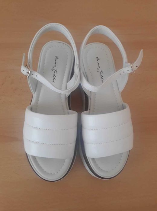 Чисто нови дамски сандали естествена кожа, италиански, номер 38