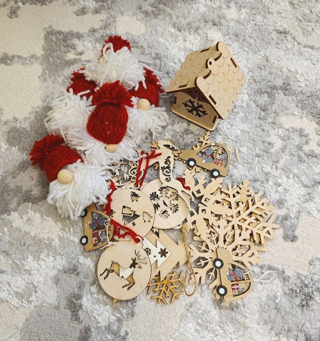 Ёлка заснеженная с гирляндами и игрушками