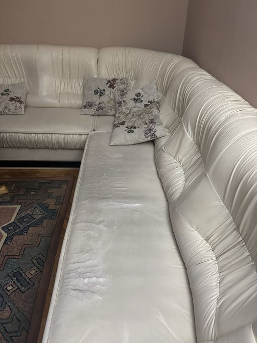 Бял Г - образен кожен диван