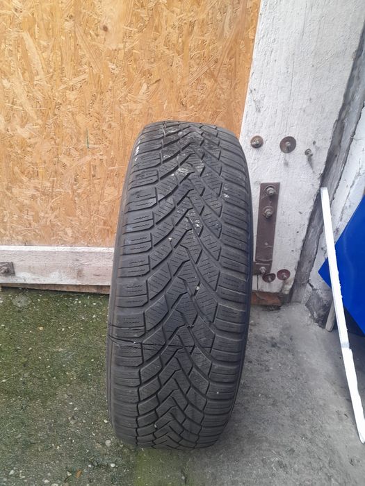 Anvelope  de iarna 195 /65 R 15 T cu jenti de tabla și capac