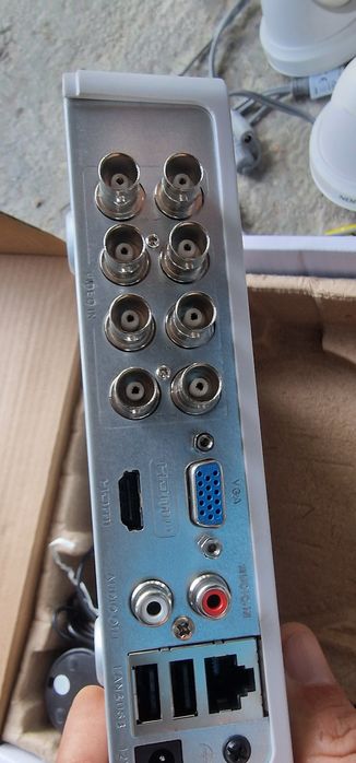 Vand dvr cu 8 canale Hikvision si 4 camere