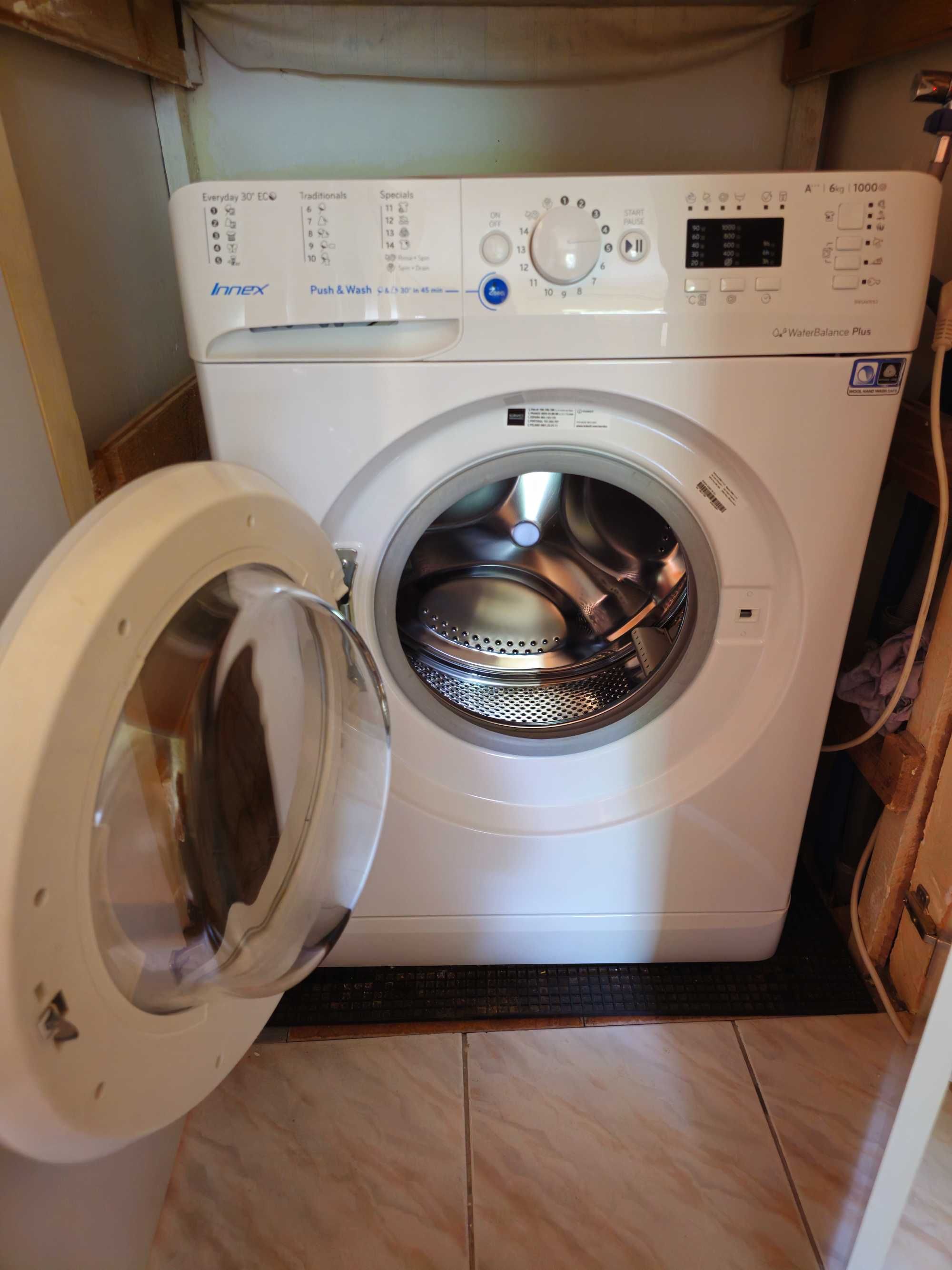 Vând Mașină de spălat haine Indesit aproape nouă