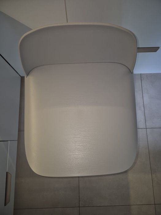 Vând 2 scaune  de bar