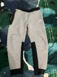 Pantaloni nike tech gri nu sunati!!
