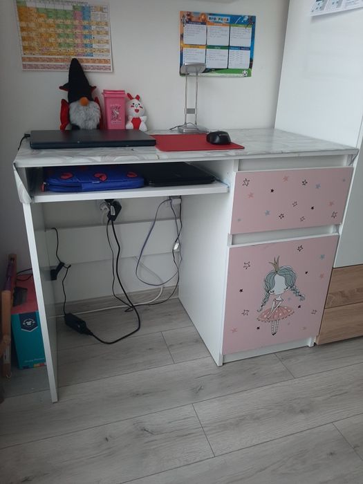 Детско Бюро за момиче