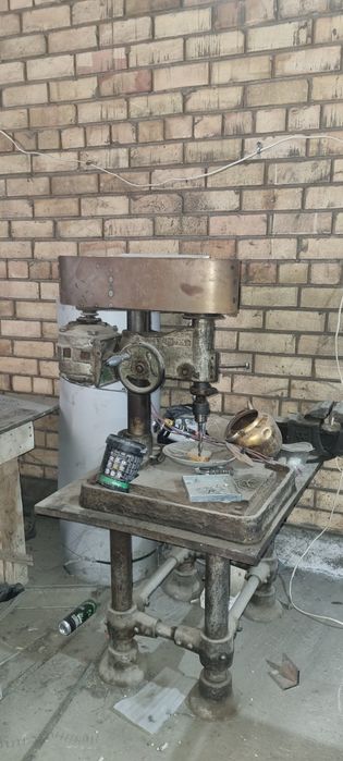 Продам сверлильный станок с тисками и столешницей в комплекте. Требует