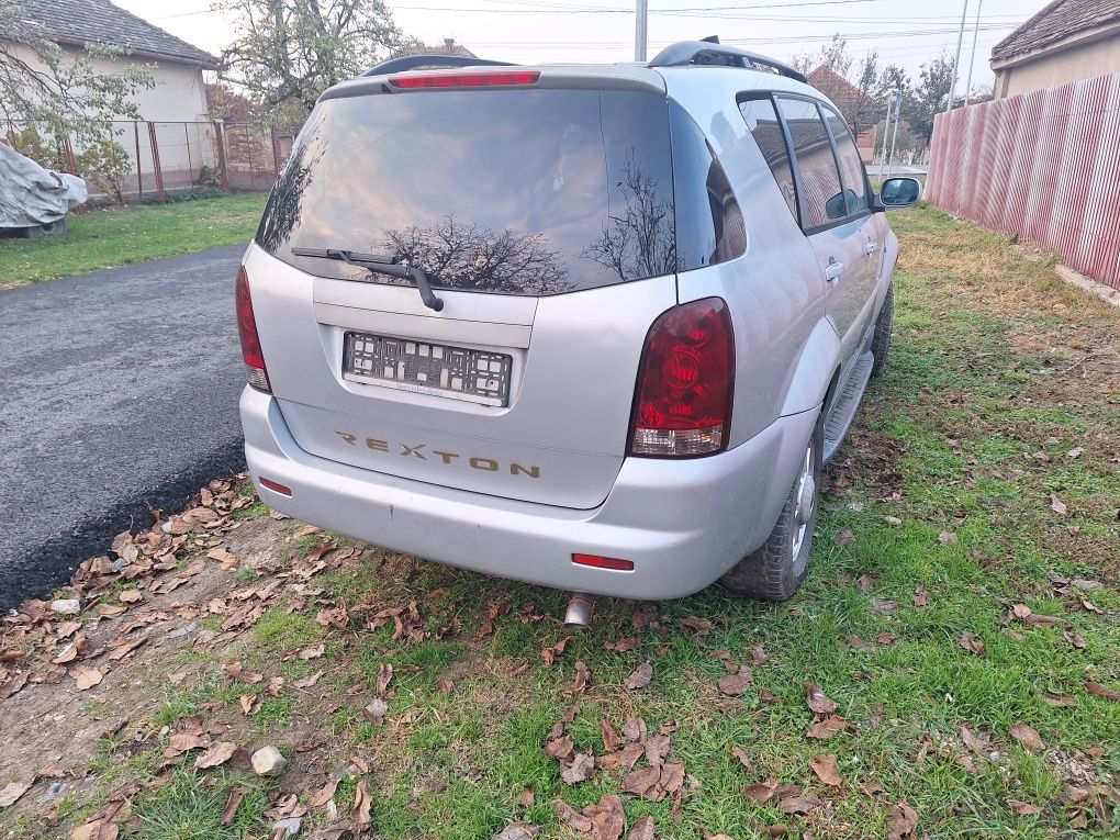 Dezmembrez sang yong rexton 2.7