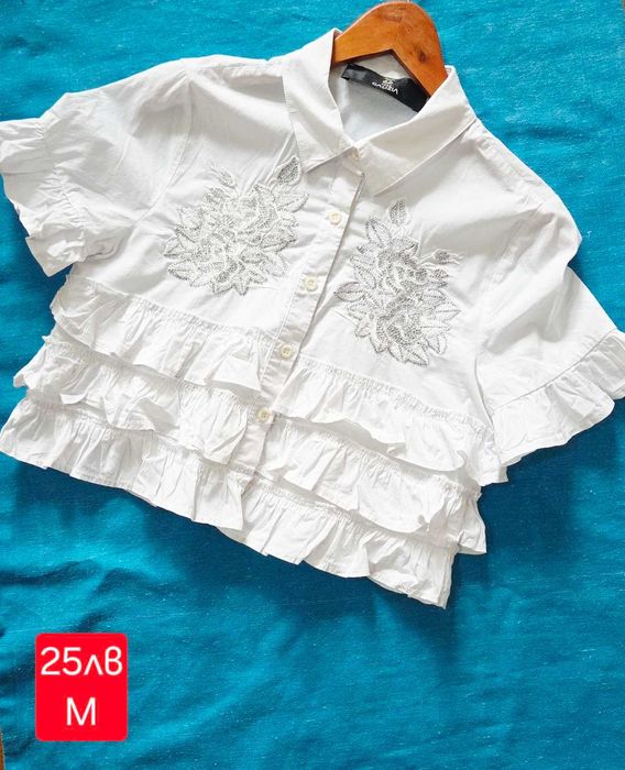 Бяла риза с волани и бродерия – романтичен и елегантен стил