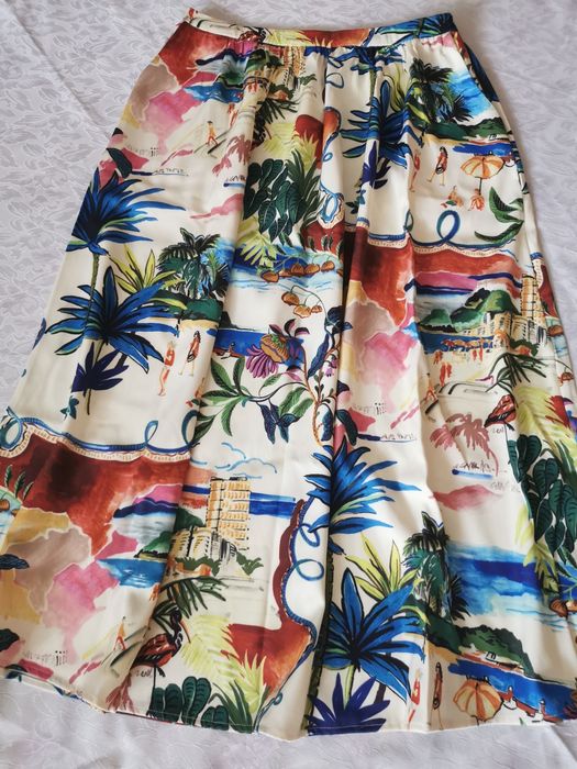 Разкроена пола в пъстри цветове