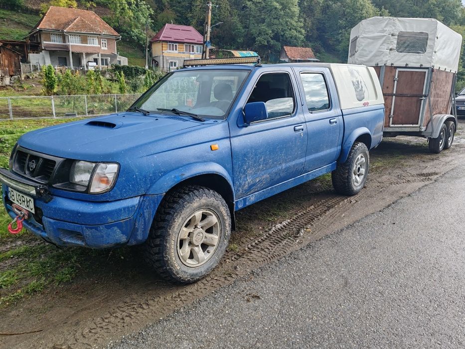 Vând Nissan Navara și remorca