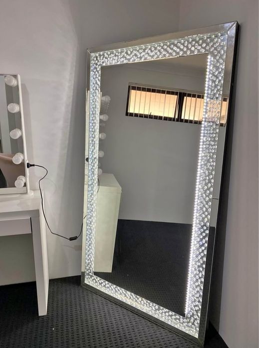 Луксозно LED огледало с кристали
Размер: 80x120 см;
Основен