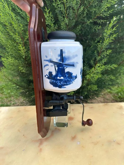 Rasnita Vintage cu manivela/ portelan de Colectie