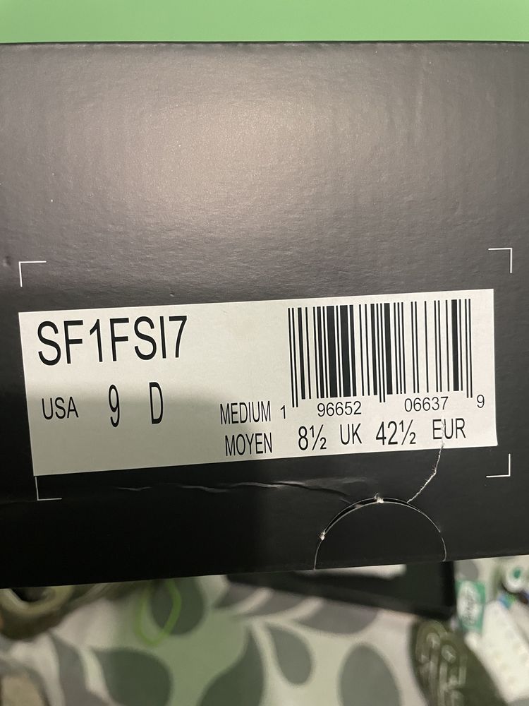 Продавам бутонки new balance/stone island